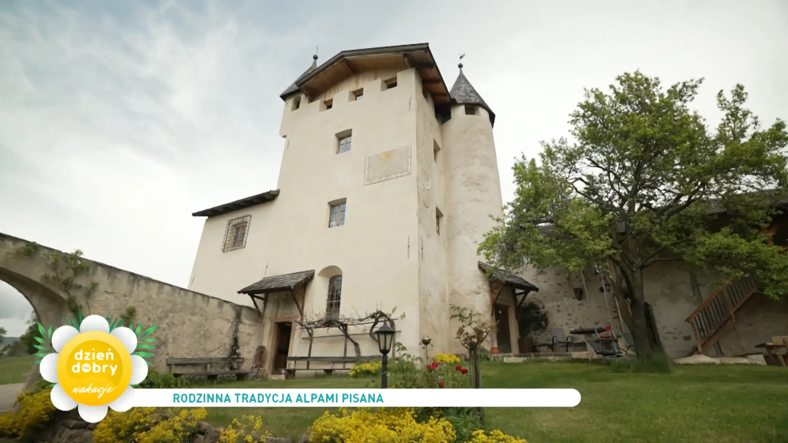 Immagine di anteprima della relazione “Południowy Tyrol: Jak wygląda tam codzienne życie?” con l'imponente edificio della residenza nobiliare Zimmerlehen.