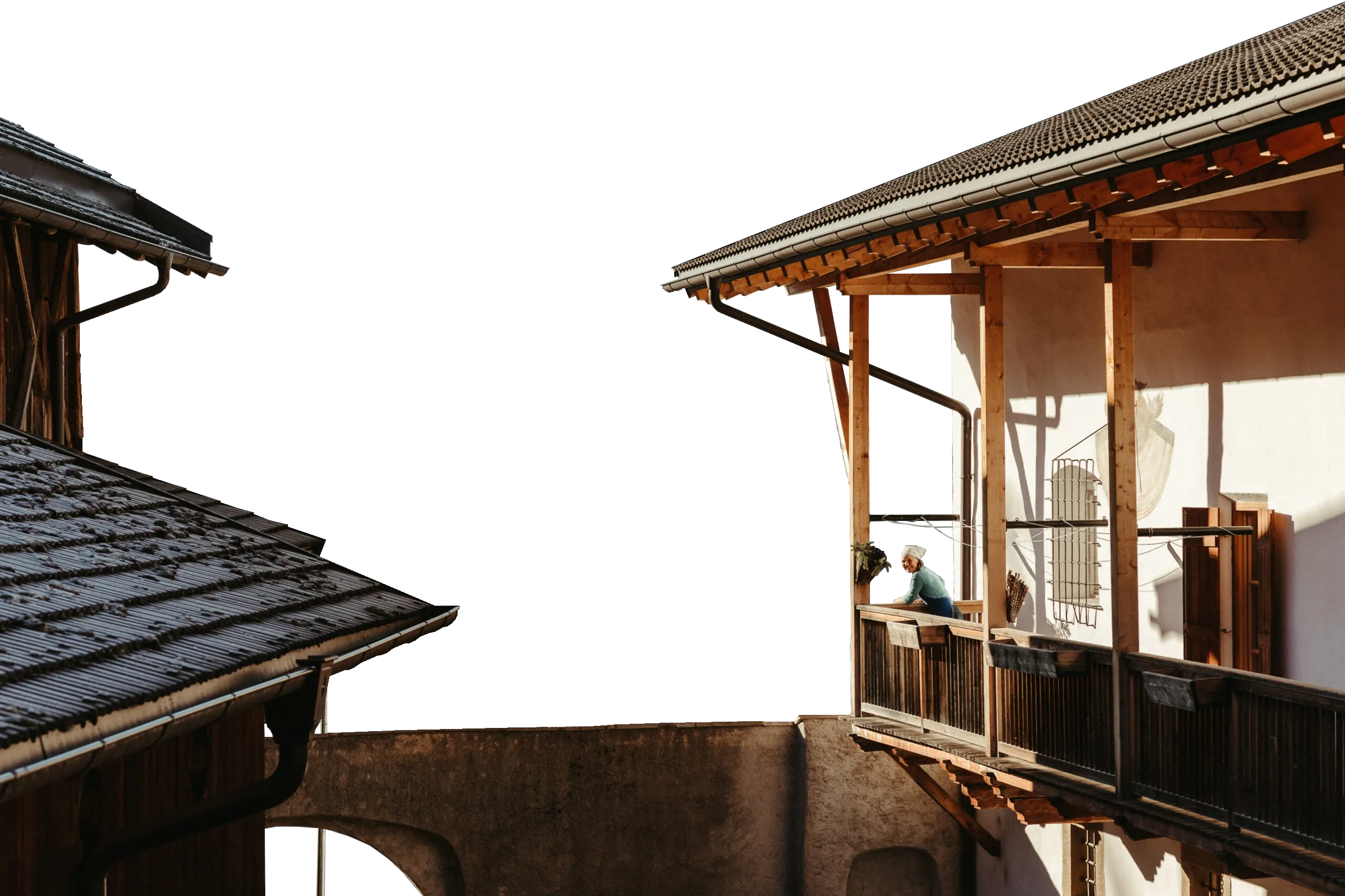 Innenhof des Edel-Ansitzes Zimmerlehen. Auf einem Balkon steht eine Frau. Der Hintergrund hat einen Parallax-Scroll-Effekt.